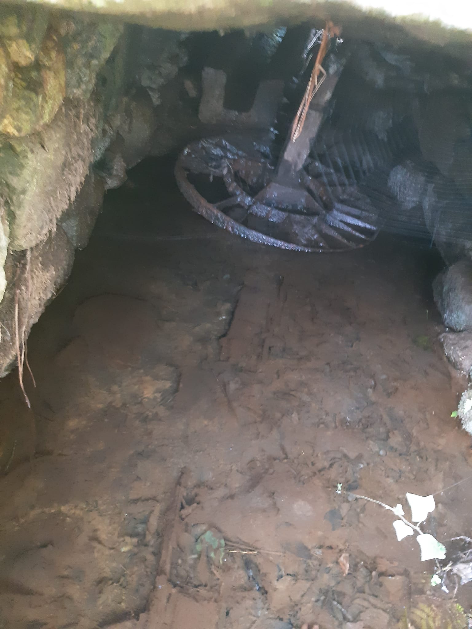 Espacio subterráneo oscuro con estructura metálica antigua